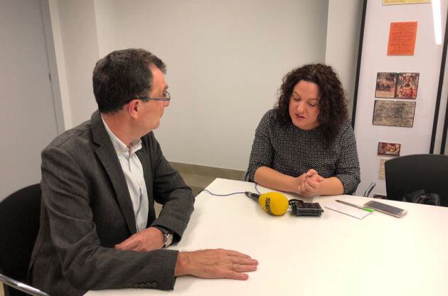 José Ballesta y Maica Sánchez conversan minutos antes de la entrevista