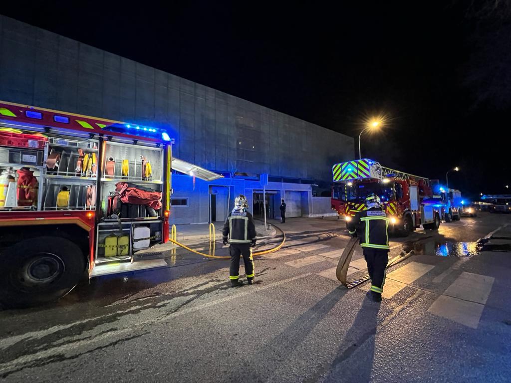 Bomberos de la Comunidad de Madrid trabajando en el incendio registrado en Alcobendas