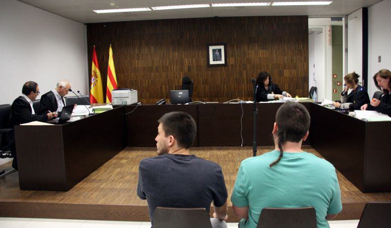 Els dos universitaris detinguts a la vaga del 2012 neguen haver tombat contenidors i llançat pedres a la Guàrdia Urbana