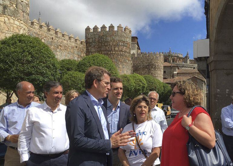 Fotografía facilitada por el PP del presidente del Partido Popular de Galicia, Alberto Núñez Feijóo, acompañado del vicesecretario de Comunicación del Partido Popular Pablo Casado durante su visita a localidad de Ávila dentro de la campaña electoral