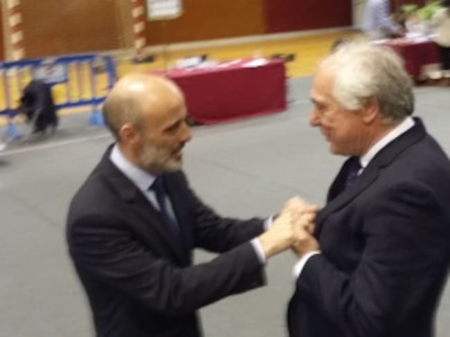 Armando Menéndez (dcha) felicita a Corripio