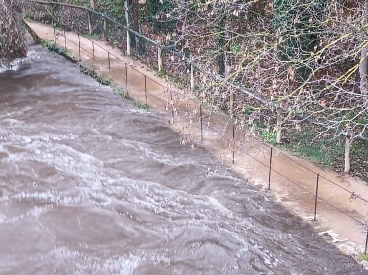 El agua del Eresma llega al paseo peatonal en el entorno de la Casa de la Moneda