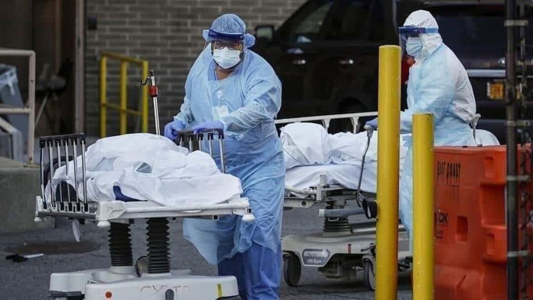 Sanitarios trasladan a un enfermo covid