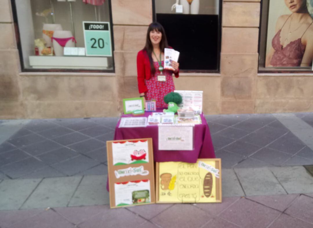 Lola Suarez en la mesa informativa de la Semana Nutricional 2019.