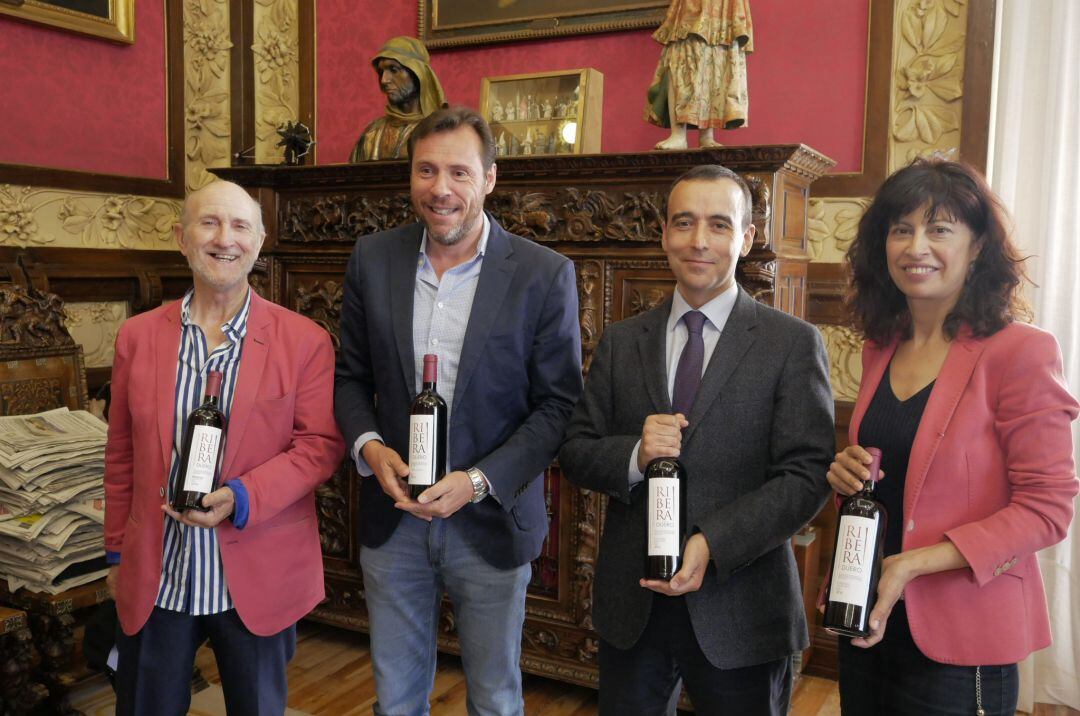 Imagen de la firma del convenio entre el ayuntamiento de Valldolid y el Consejo Regulador Ribera del Duero