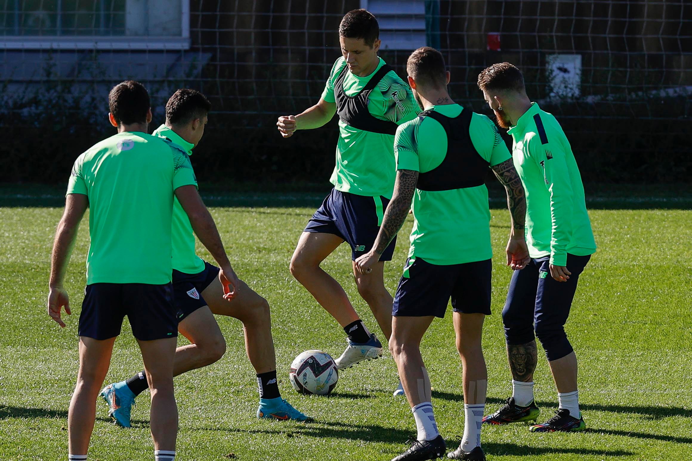 Ander Herrera (c) golpea un balón durante el entrenamiento del Athletic Club