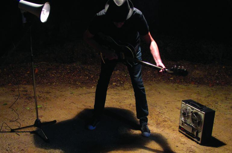 Caustic Roll Dave en la portada de su último disco