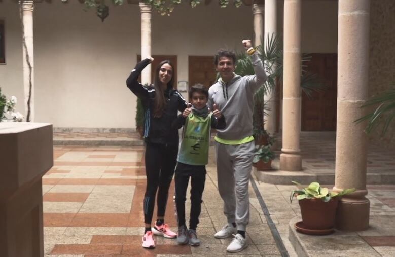 Celia Antón y Juan Carlos Higuero (d) junto a unos de los canteranos del Atletismo Aranda, protagonistas del video promocional del Cross de la Constitución