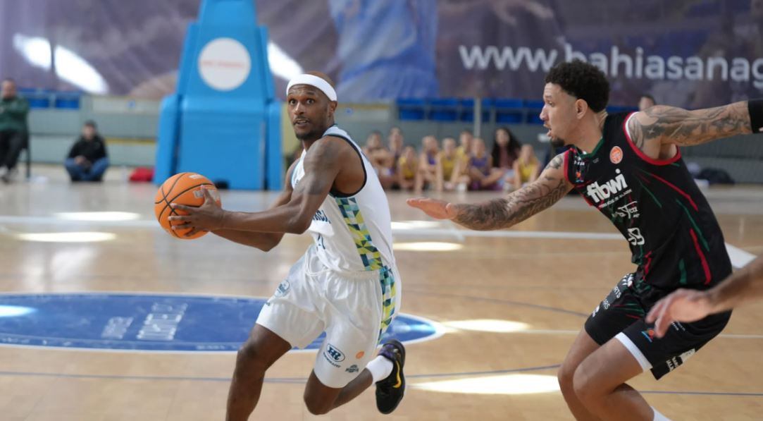 Thad McFadden penetra a cistella davant la defensa del Fibwi.