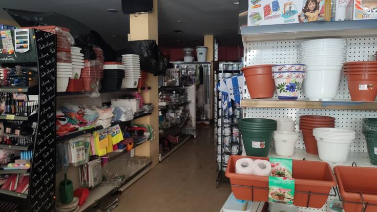 Los vecinos de Ibarra luchan contra el barro tras las inundaciones en Gipuzkoa