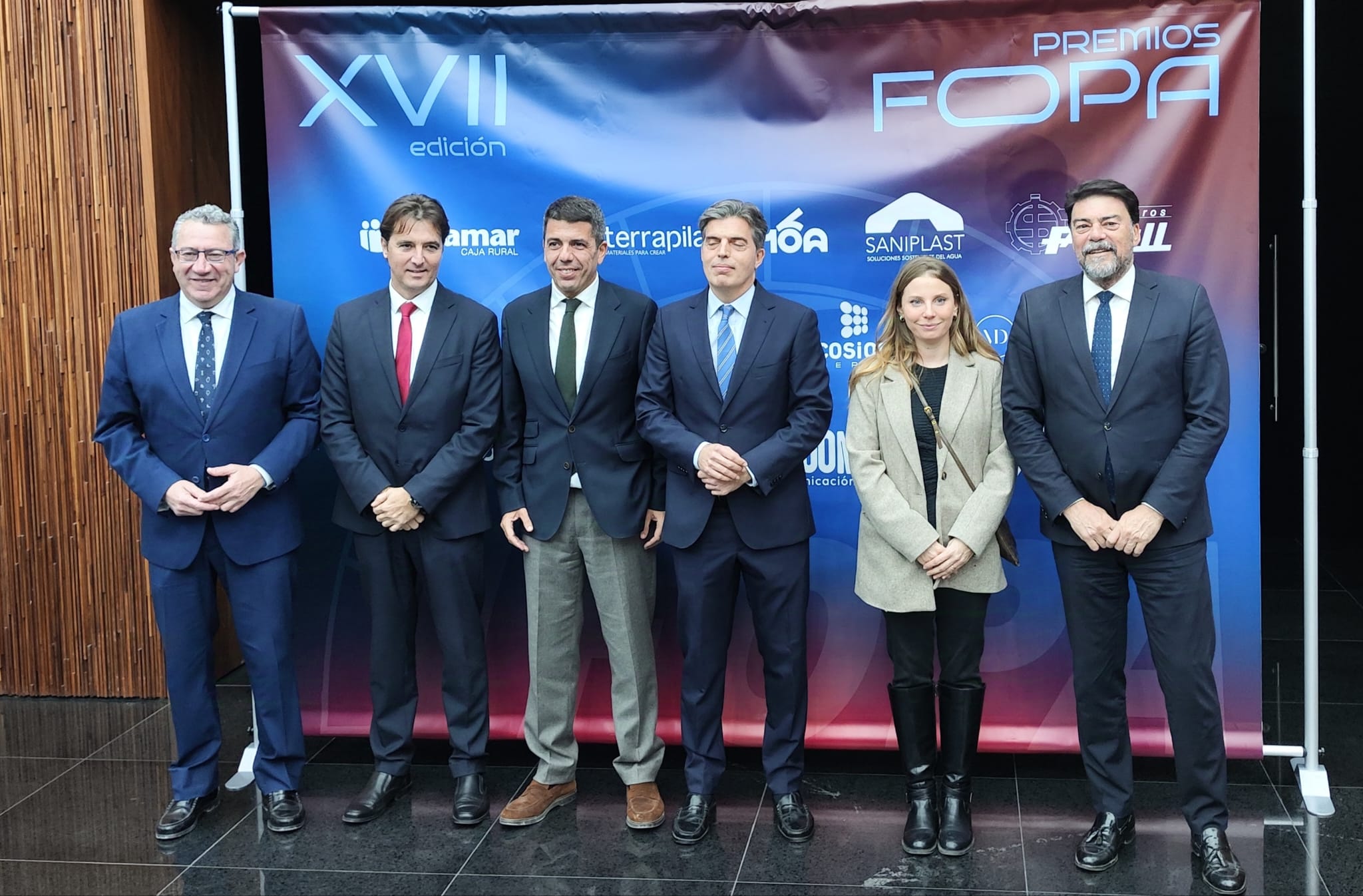 El president Mazón, el alcalde Barcala, ediles de Alicante, y el presidente provincial Toni Pérez, posan junto a Javier Gisbert antes de la entrega de premios