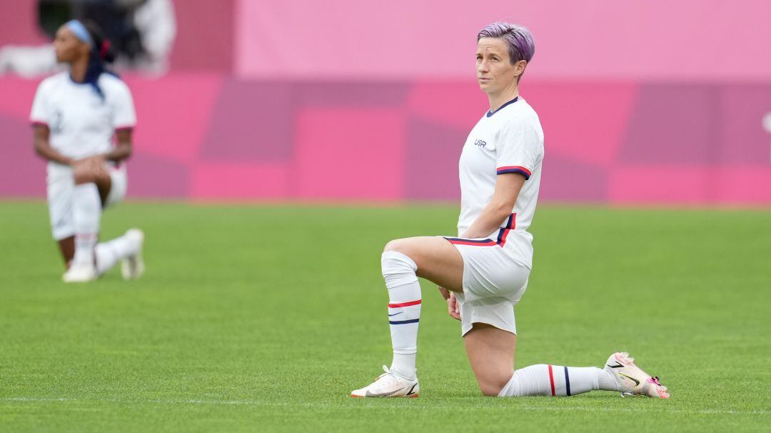 Megan Rapinoe, arrodillada antes del comienzo del primer partido de los Juegos