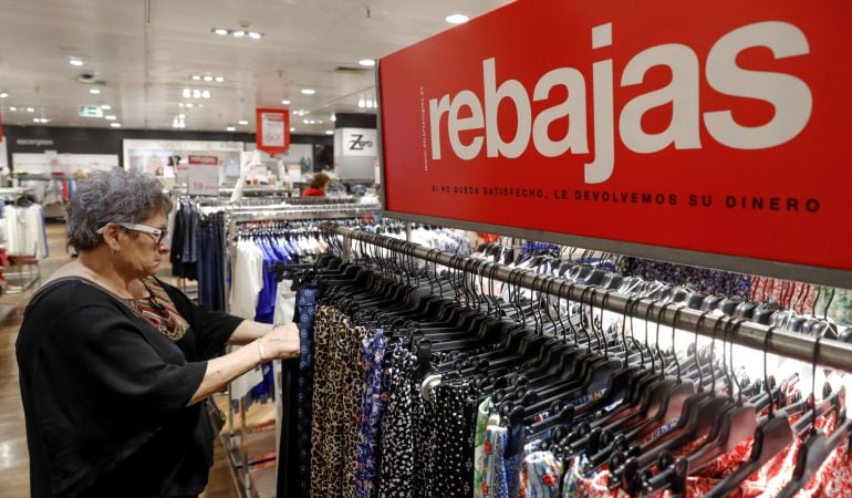 Inicio de las rebajas en un conocido gran comercio, en Madrid.