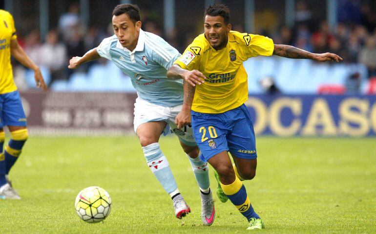 Fabián Orellana pugna por un balón con Jonathan Viera.