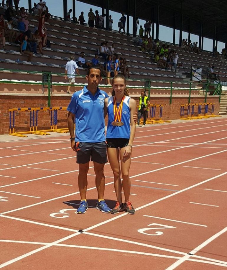 Andrea Jiménez, doble medallista en los nacionales, junto a su entrenador, José Antonio Santodomingo