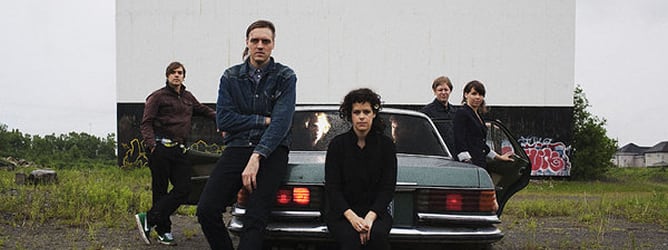 Arcade Fire en una foto promocional de su último disco