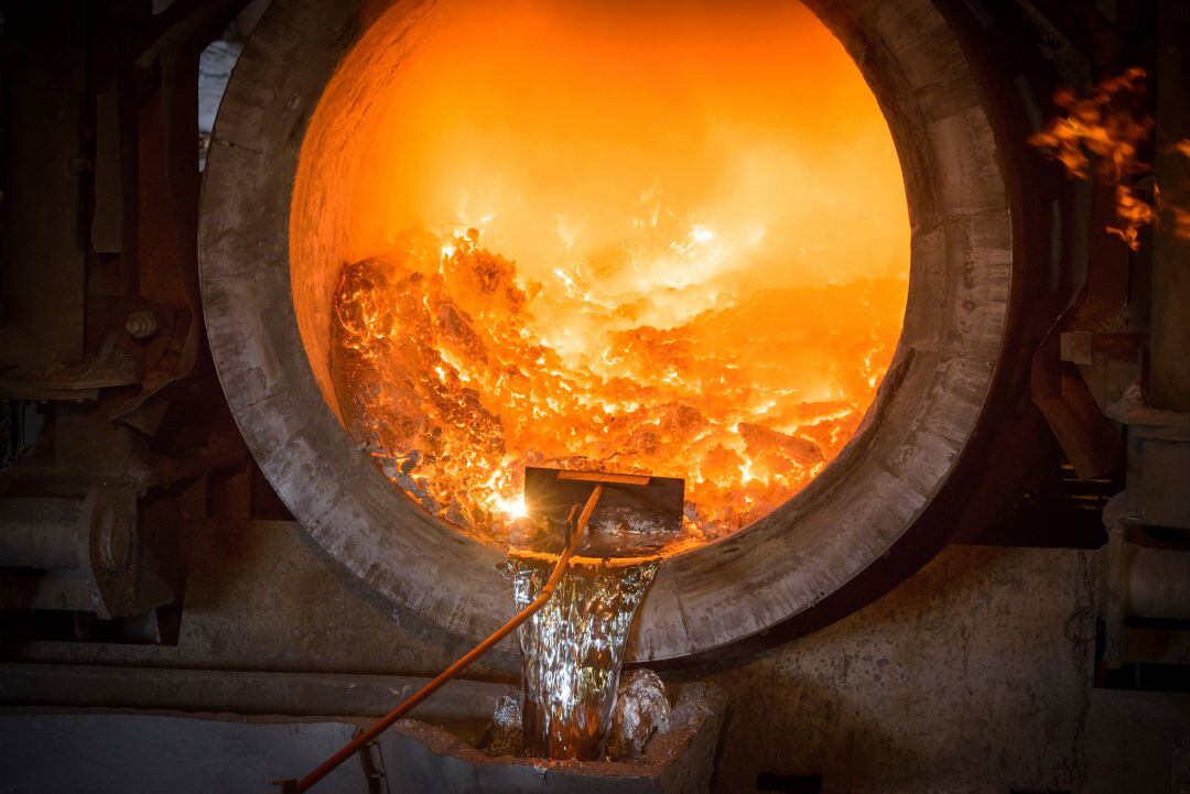 Un horno en pleno fundición del aluminio.