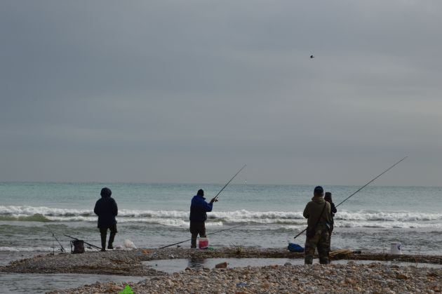 Pescadores en la desembocadura del Río Mijares