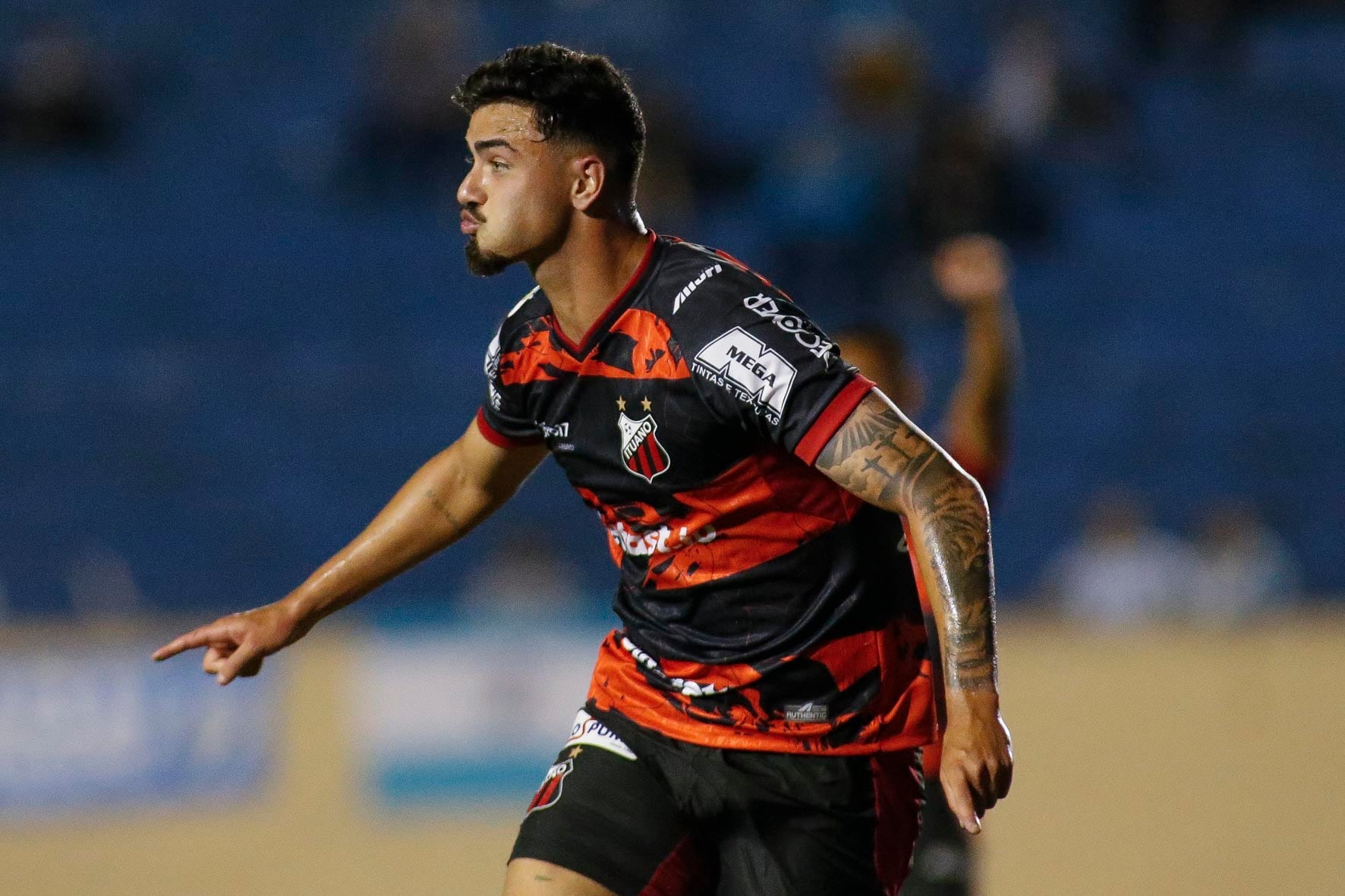 Matheus Cadorini celebra un gol con el Ituano