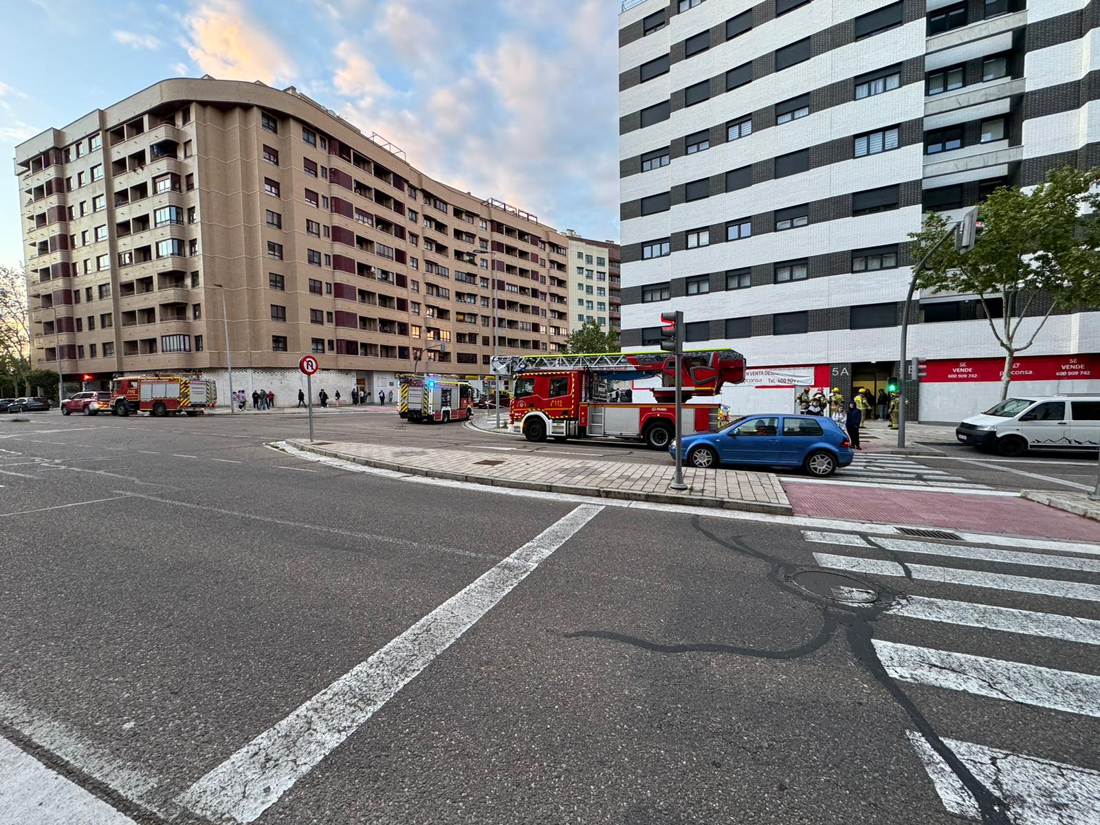 Una falsa alarma en un chat vecinal moviliza a tres camiones de bomberos por un supuesto escape de gas en Parquesol, Valladolid