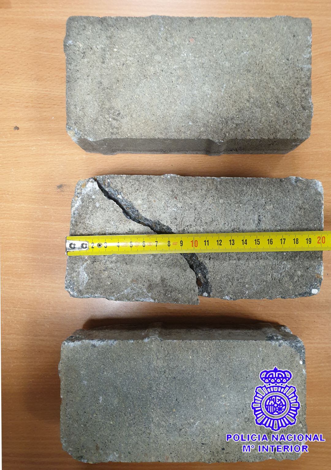 Adoquines con los que el detenido rompió el escaparate