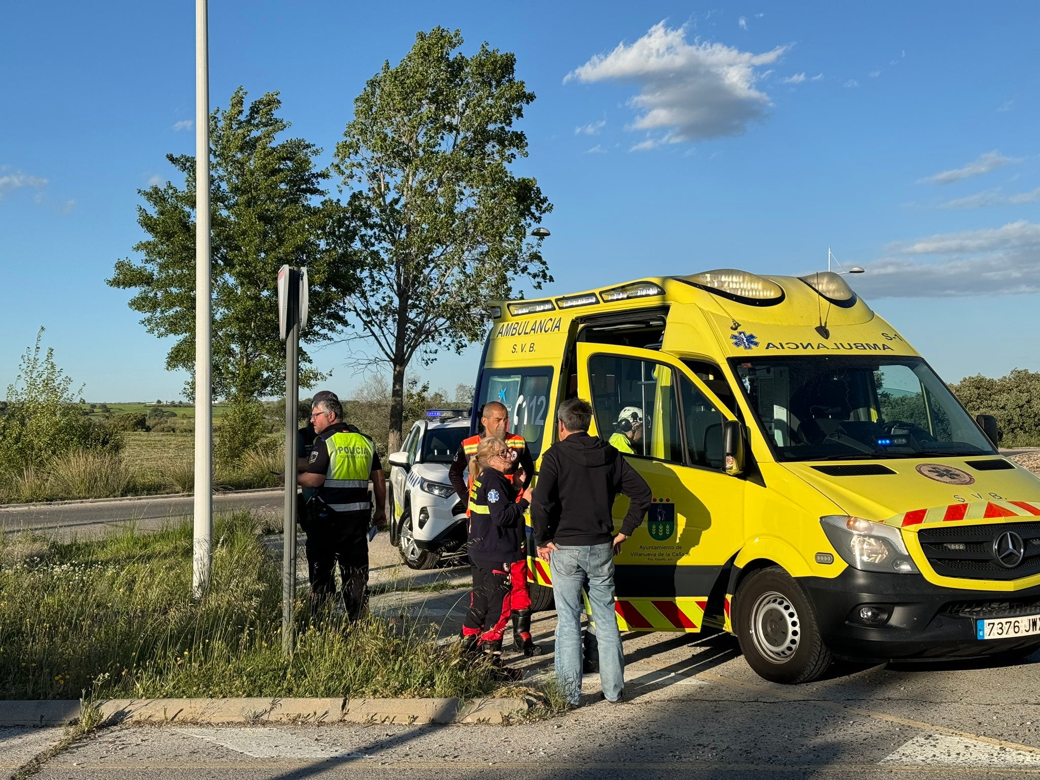 Los servicios de emergencia actuando en el lugar dónde murió el ciclista