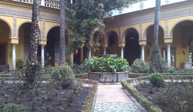 Patio central, de estilo mudéjar, del Palacio de Las Dueñas