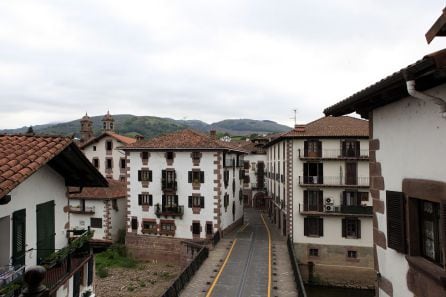 Casas de muros blancos y sillar rojizo en vanos y esquinas