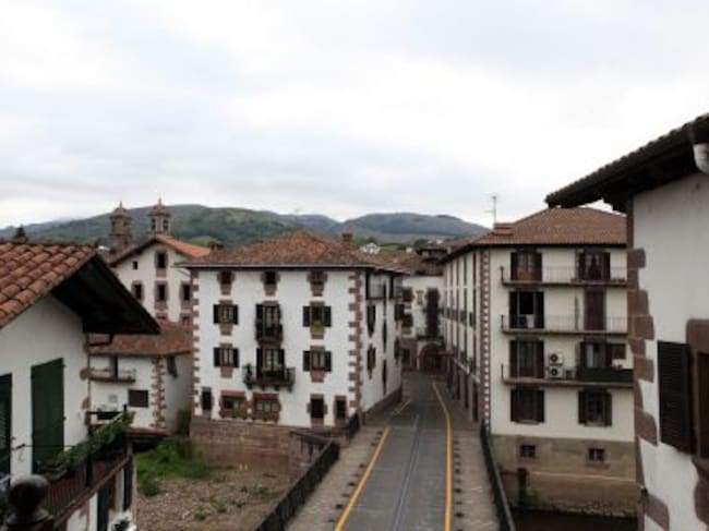 Casas de muros blancos y sillar rojizo en vanos y esquinas