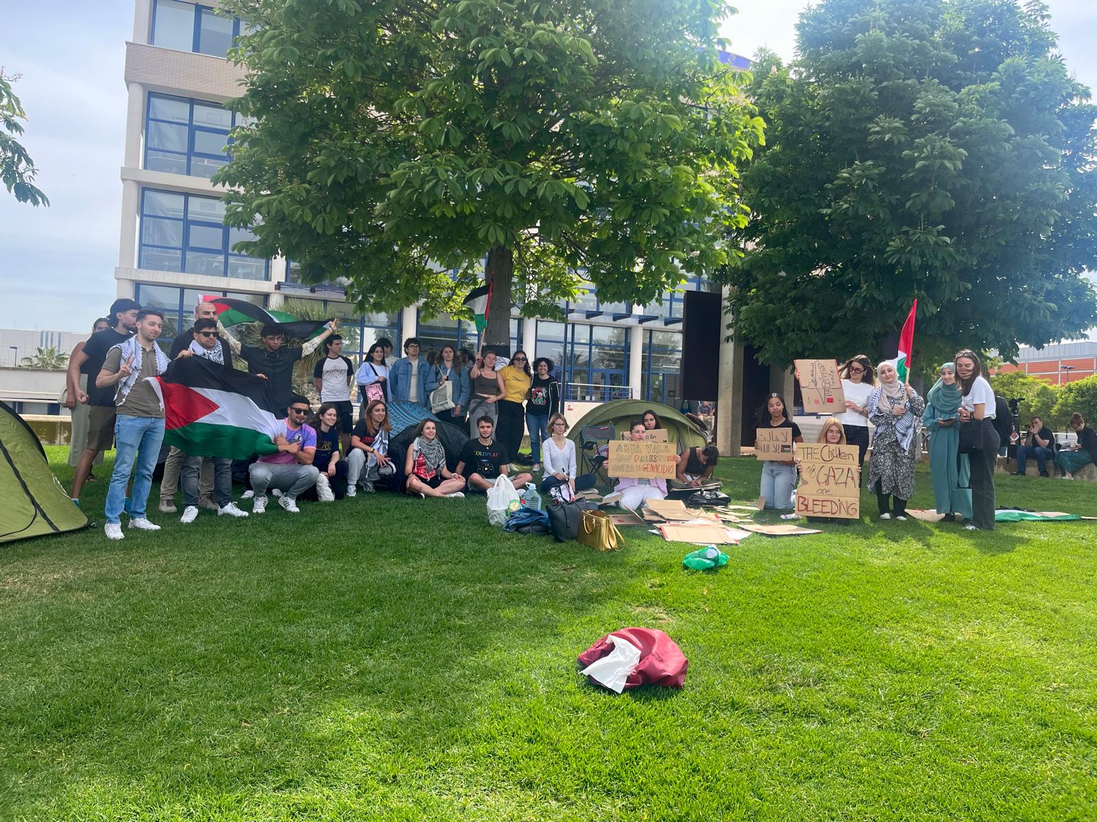 La Asamblea de estudiantes por Palestina de la UJI acampa frente a la biblioteca