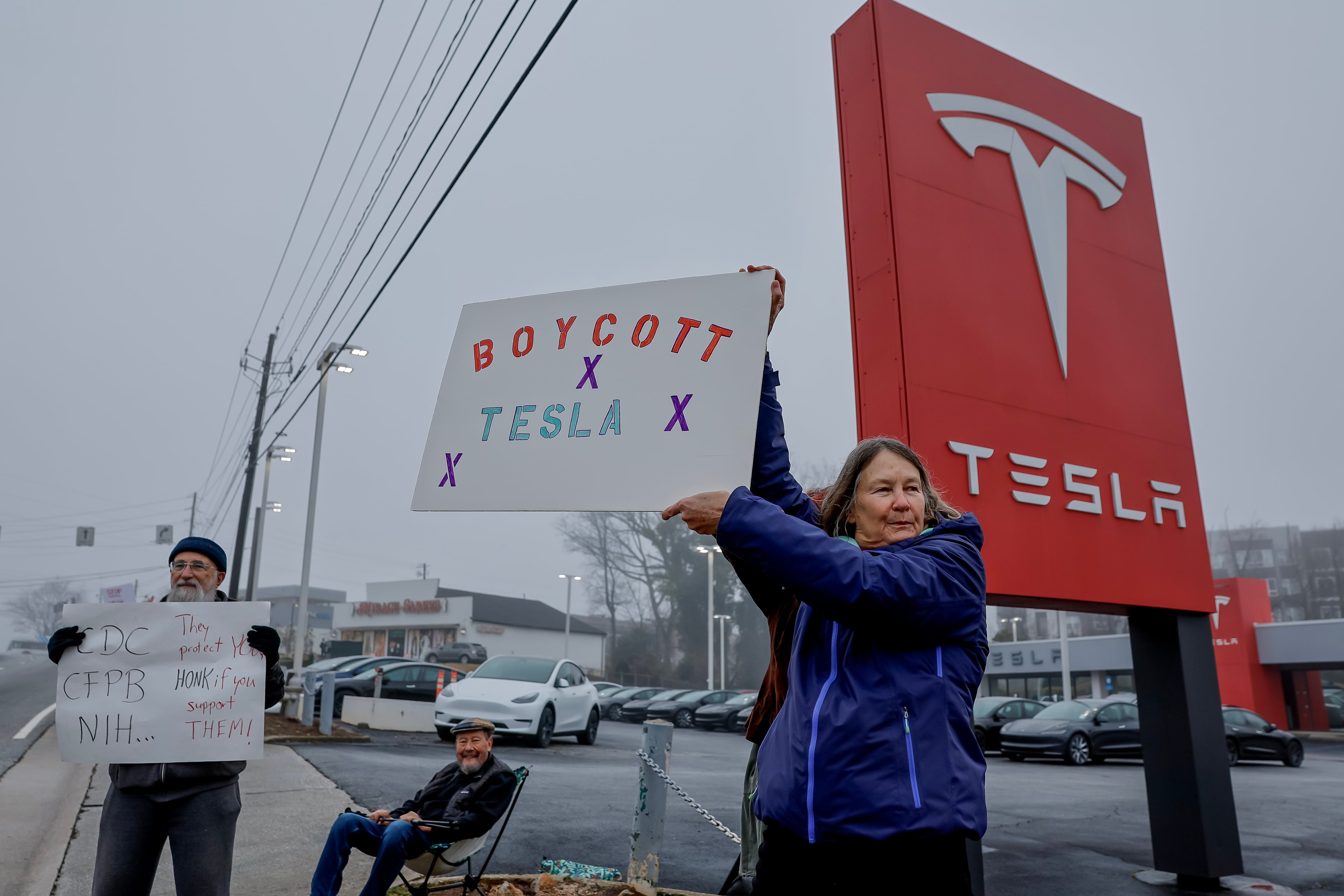 Una mujer protesta a las afuerzas de la fábrica de Tesla en Georgia (Estados Unidos).