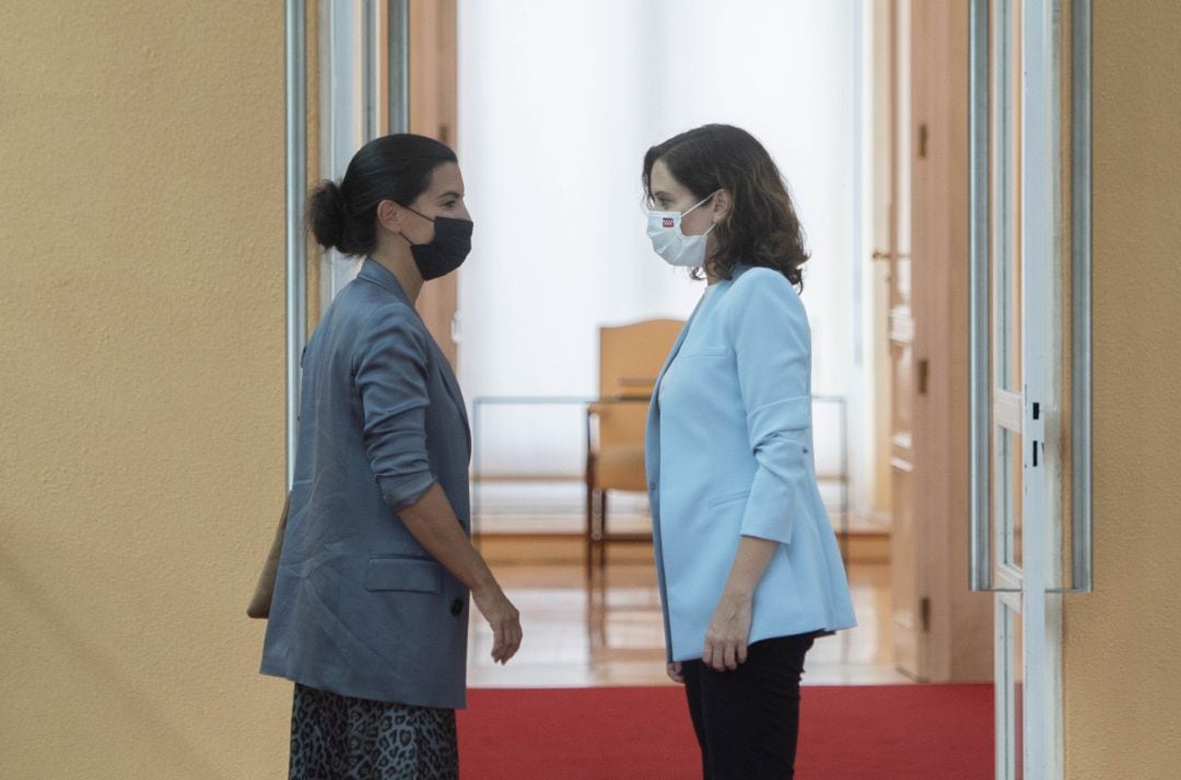 La presidenta de la Comunidad de Madrid, Isabel Díaz Ayuso (d), conversa con la portavoz de Vox en la Asamblea, Rocío Monasterio (i), en la Real Casa de Correos. Archivo.