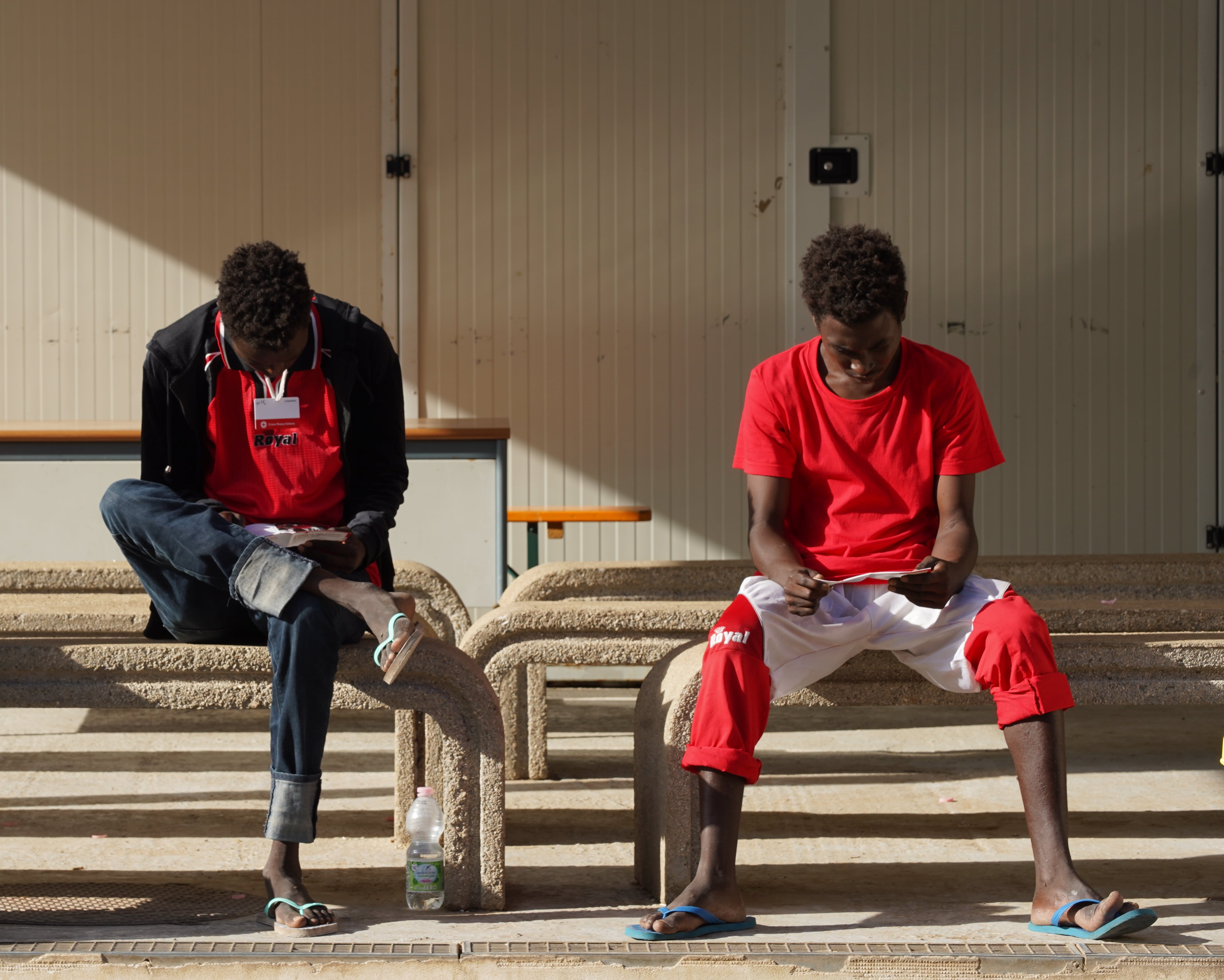 Dos adolescentes que han llegado este mes de septiembre a Lampedusa sin compañía de adultos