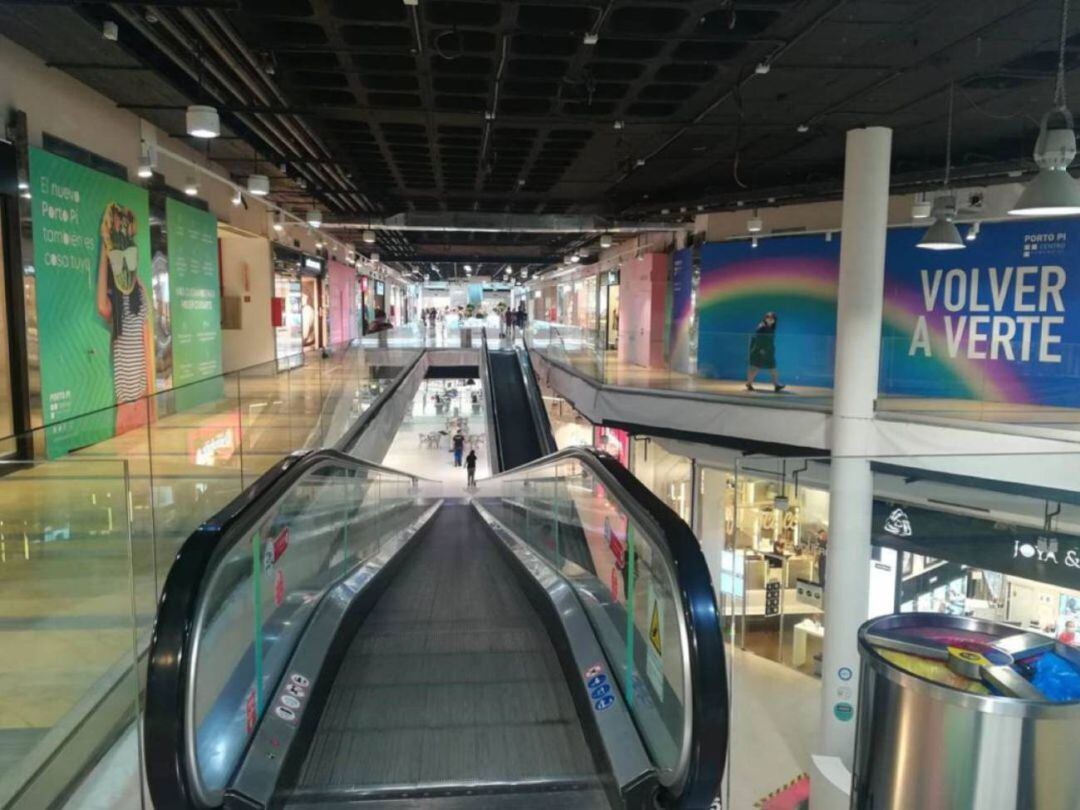 Imagen del interior del centro comercial Portopi