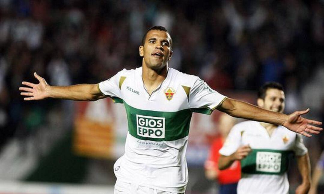 Jonathas celebra un gol con el Elche en su etapa en Primera