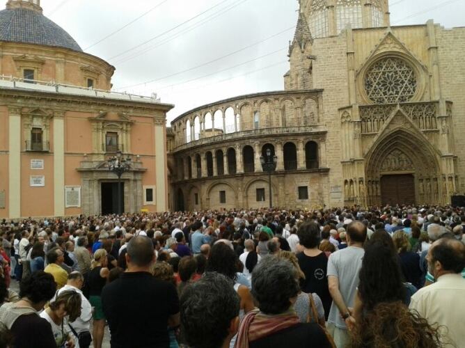 Miles de personas han participado en la concentración convocada por la Asociación de Víctimas del Metro, para conmemorar el octavo aniversario del accidente