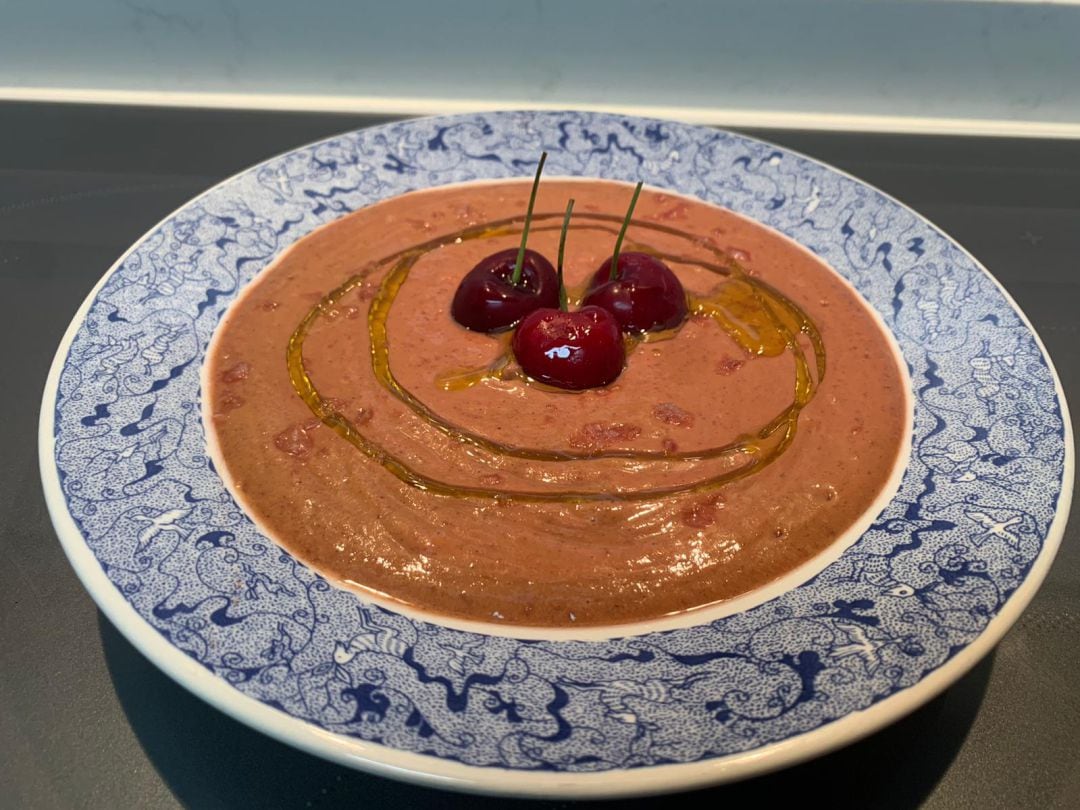 Salmorejo de cereza, sonriente y refrescante delicia gastro de verano