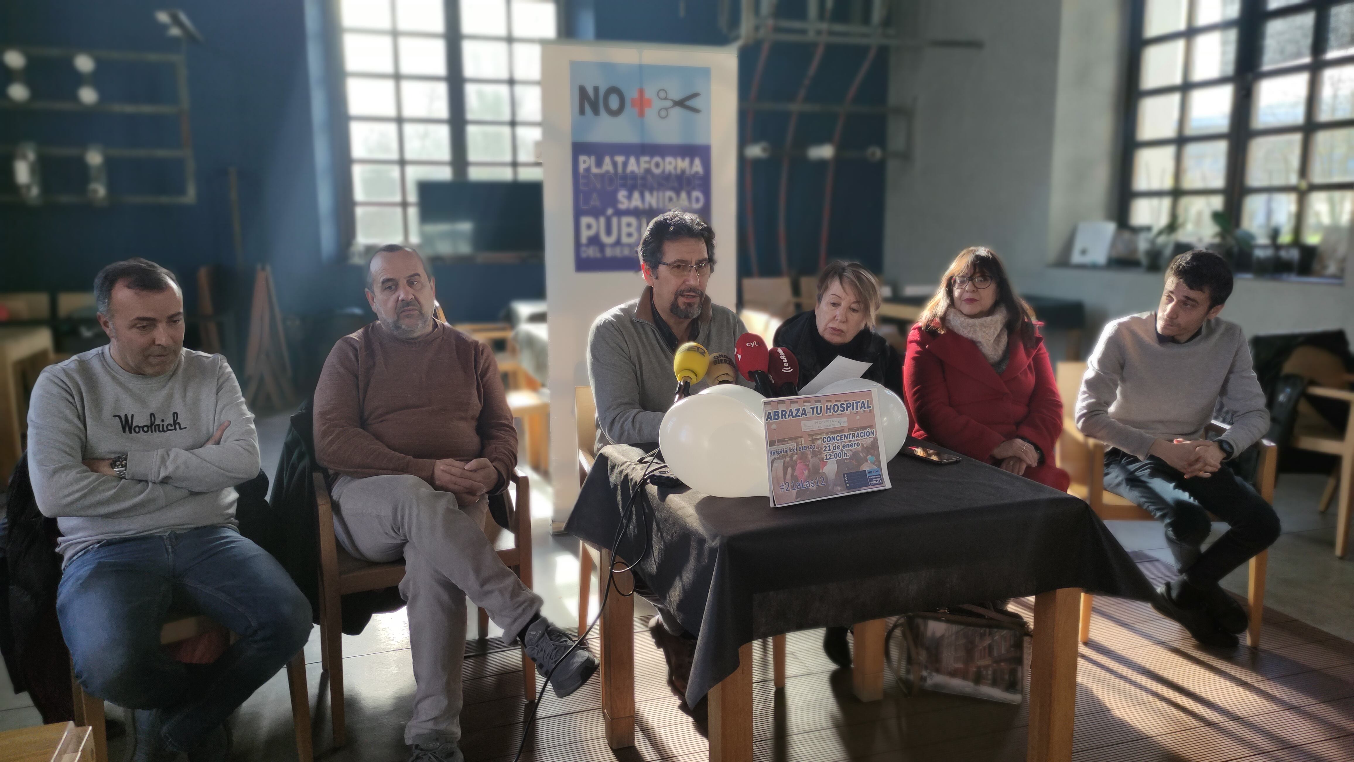 Miembros de la plataforma animan a la participación en el 'Abrazo al Hospital del Bierzo'