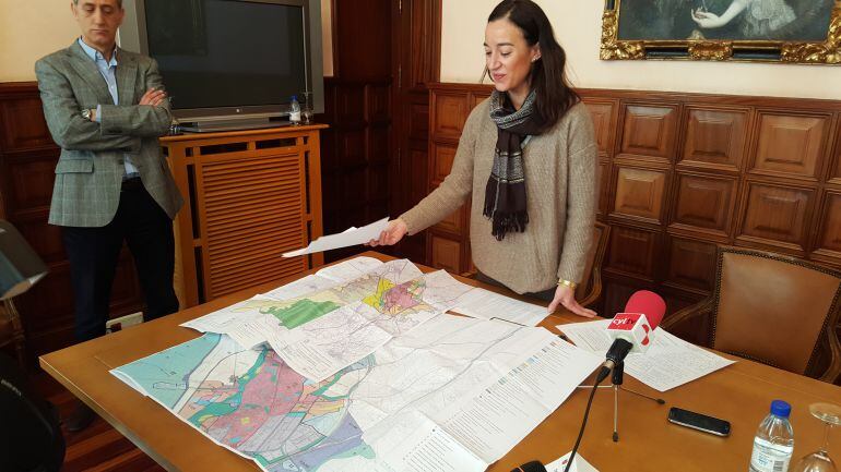 La concejal de urbanismo, María Álvarez, en su comparecencia sobre un asunto que ha provocado una importante polémica