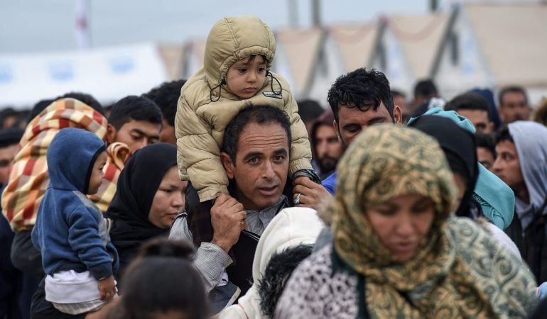 Refugiados esperan permiso para subir a un tren hacia la frontera con Serbia en Gevgelija (Macedonia).