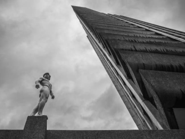 El corredor en otra de las imágenes simulando una escultura. Su intención es resaltar el contraste entre la arquitectura y las curvas del cuerpo humano