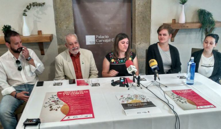 La alcaldesa de San Gil (Centro) junto a los representantes de las asociaciones participantes