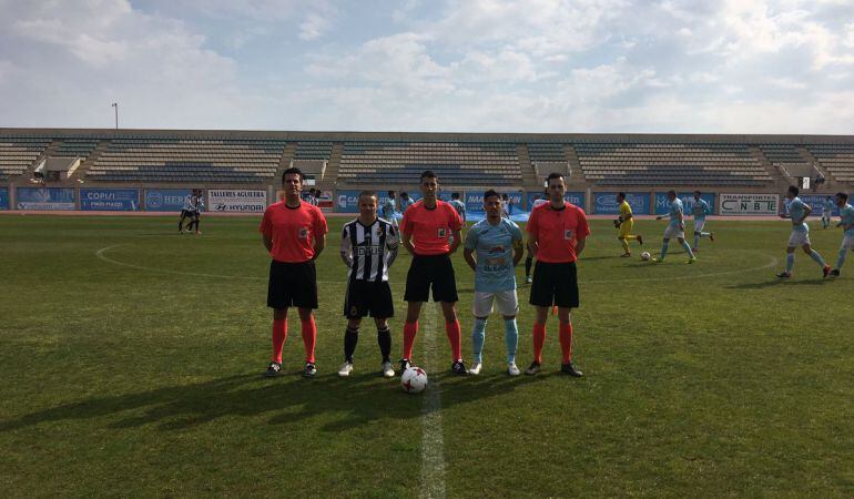 Los capitanes se saludan antes del encuentro.