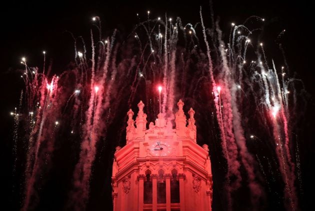 Luces y fuegos artificiales iluminan esta noche el Ayuntamiento de Madrid