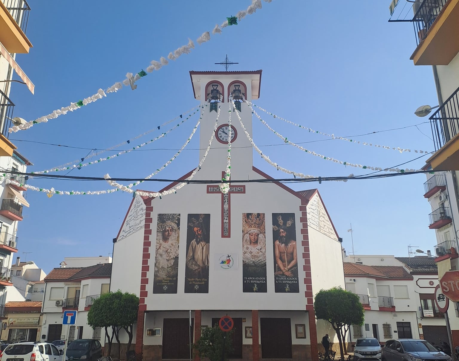 Iglesia de San Cristóbal engalanada con motivo del aniversario de las dos hermandades que comparten parroquia