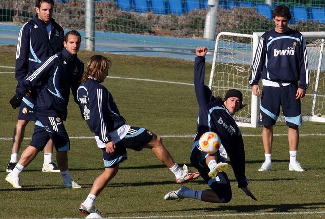 Sergio Ramos disputa un balón a Míchel Salgado en el último entrenamiento del año