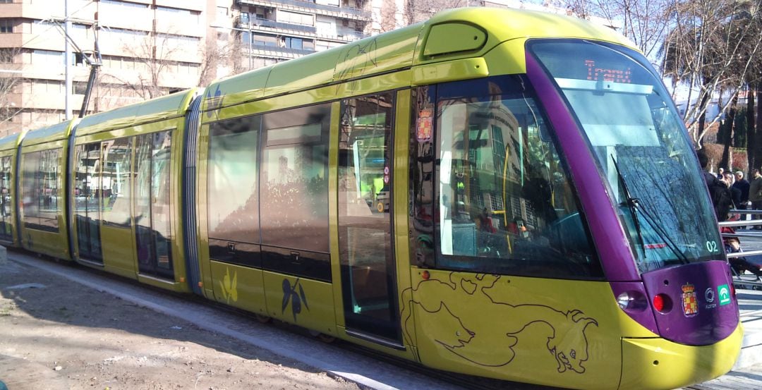 El tranvía cruza la plaza de las Batallas durante su fase en pruebas.