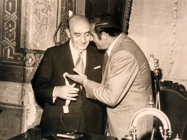 Momento de la entrega de la Medalla