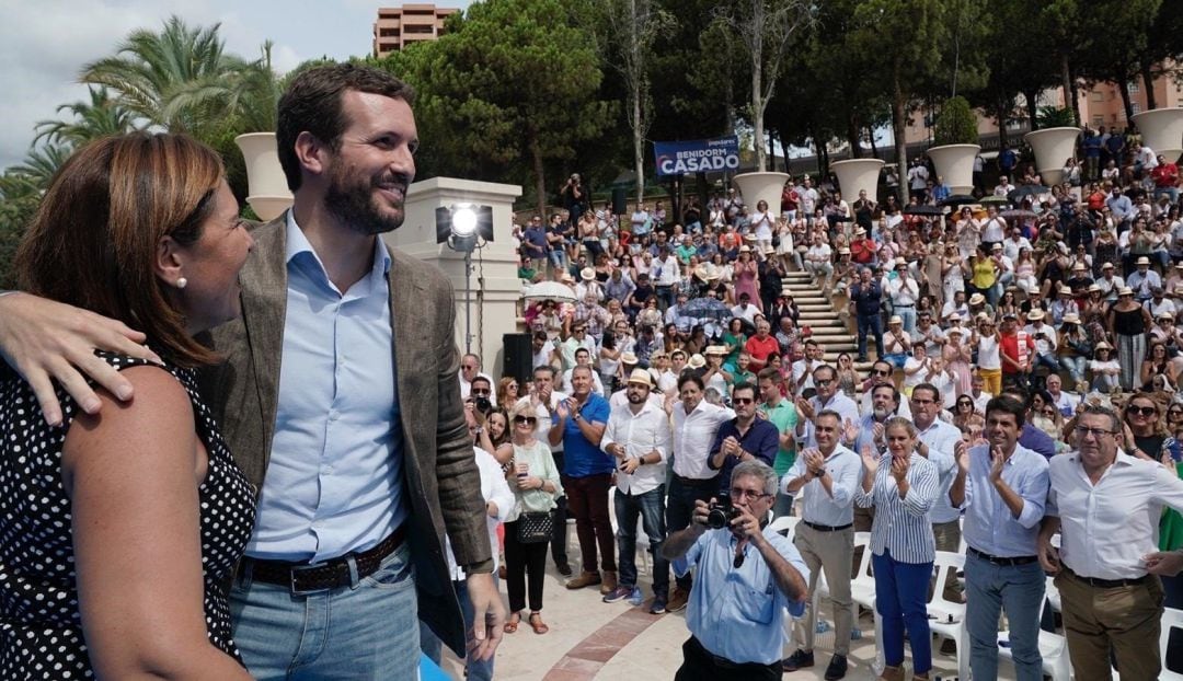 El presidente del PP, Pablo Casado junto a la presidenta del PPCV, Isabel Bonig esta mañana durante el mitin en Benidorm