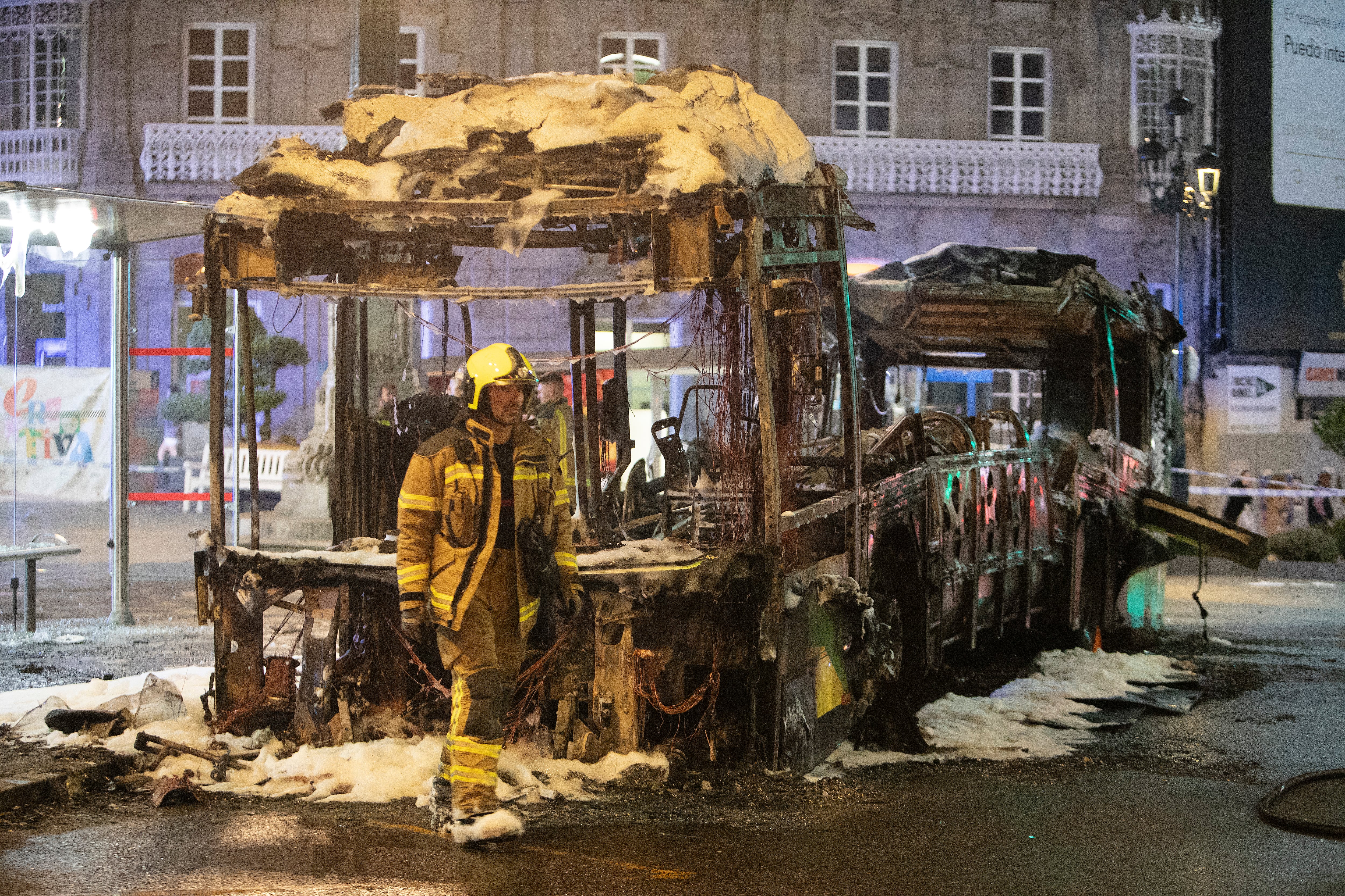 El autobús incendiado en la Farola de Urzáiz. EFE / Salvador Sas